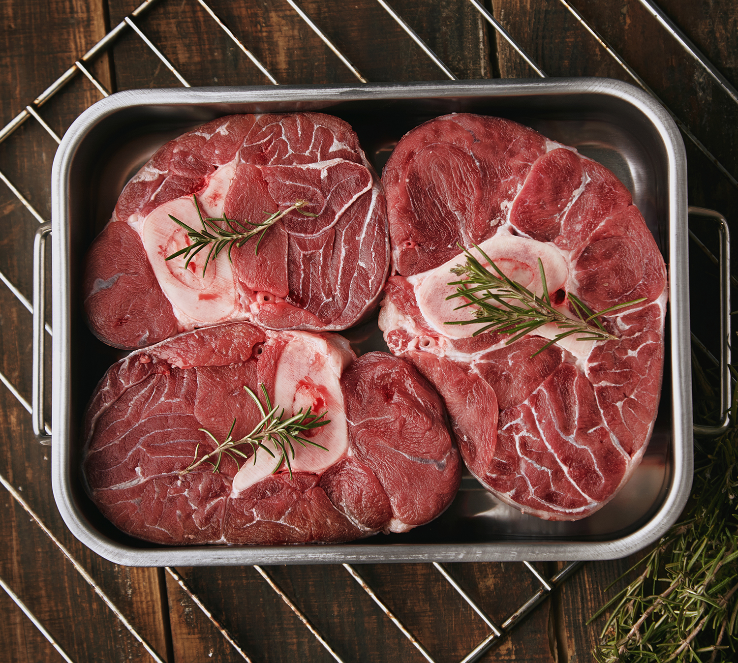 Top view of raw meat in steel pan ready to cook بوكس لحوم ستك - الصورة 1