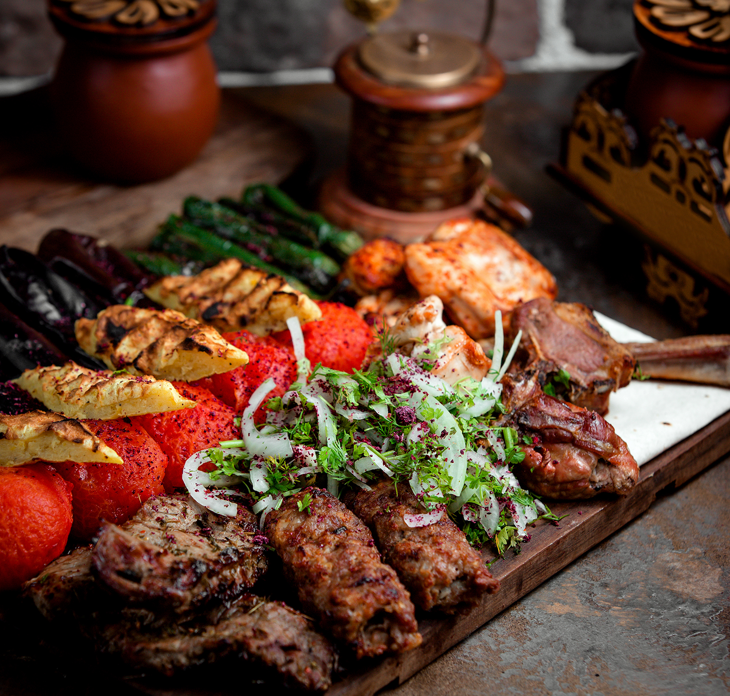 lule kebab with fried vegetables صحن مشاوي مشكلة - الصورة 1