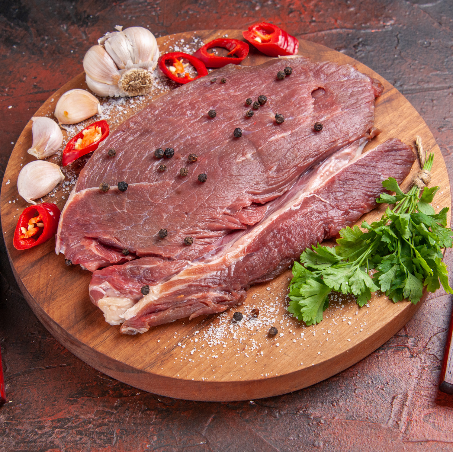 Fresh raw beef steak with bone or ossobuco with salt, spices and قطعة مقطعية لحوم - الصورة 1